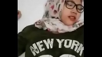 jilbab kacamata ngocok crot dimuka